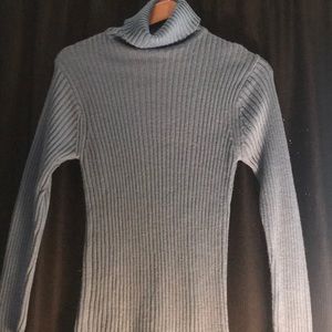 Gorgeous sky blue turtle neck youth large